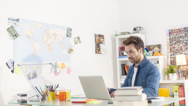 Homme faisant du télé-travail
