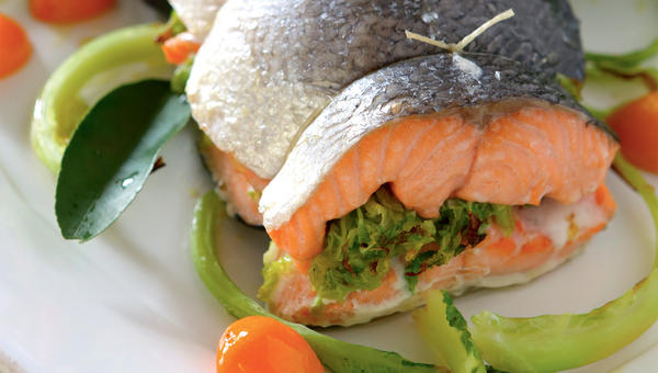 Rôti de saumon, côtes et feuille de chou vert
