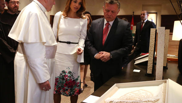 Le roi de Jordanie Abdallah II et son épouse Rania reçoivent le pape François dans le palais royal d'Amman le 24 mai 2014. © YOUSEF ALLAN / JORDANIAN ROYAL PALACE / AFP