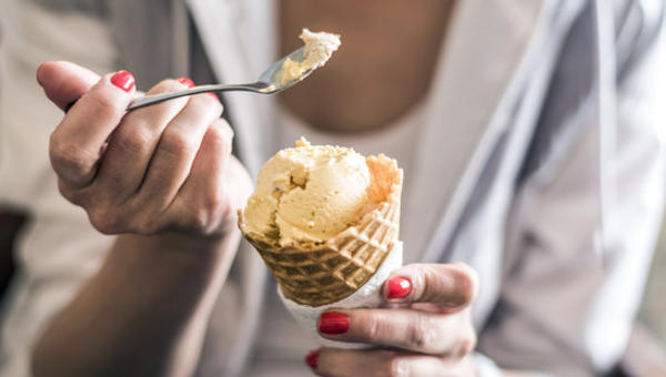 FEMME QUI TIENT UNE GLACE