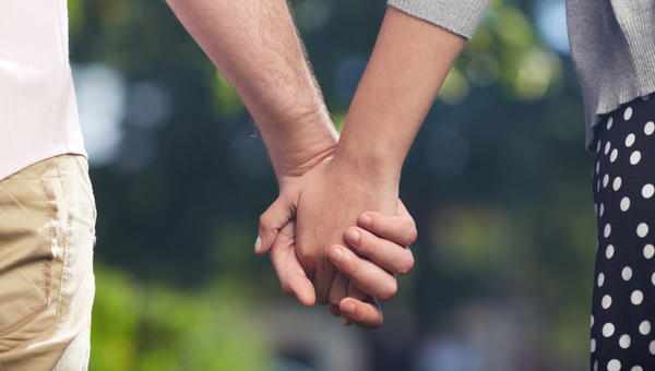 COUPLE QUI SE DONNE LA MAIN