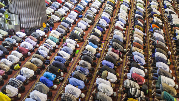 MUSLIMS PRAYING
