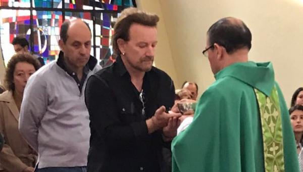Lider zespołu U2 Bono przyjmuje Komunię świętą w jednej z parafii w Bogocie