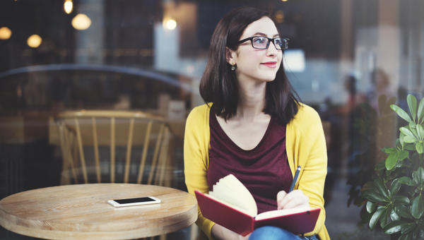 WOMAN READING