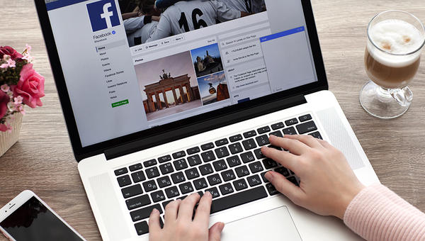 WOMAN - MACBOOK - FACEBOOK