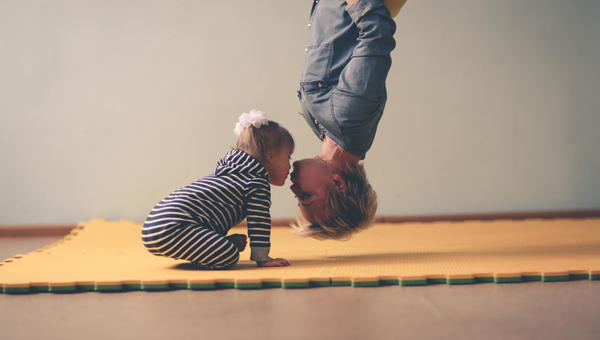 MUM, DAUGTHER, KISS