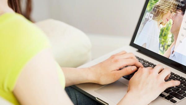 WOMAN,ONLINE,DATING