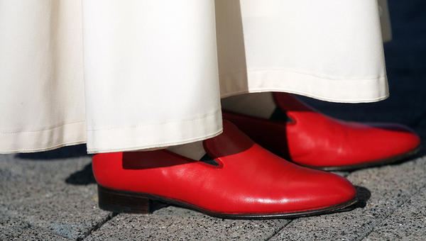 CHAUSSURES ROUGES DU PAPE