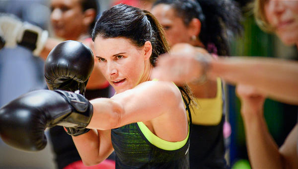 WOMAN KICKBOXING