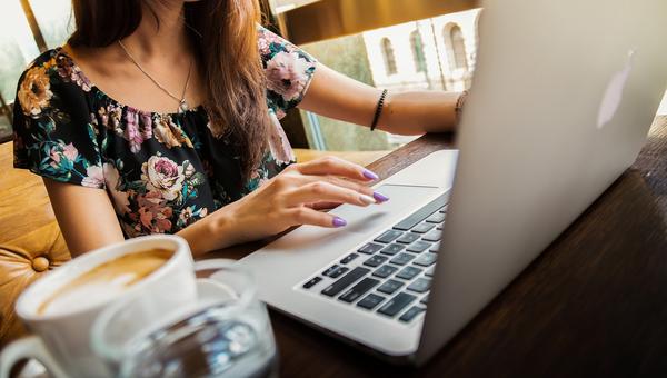 GIRL LAPTOP