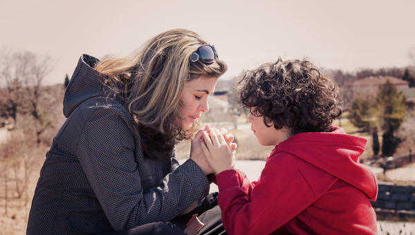 MOM AND SON PRAYNG