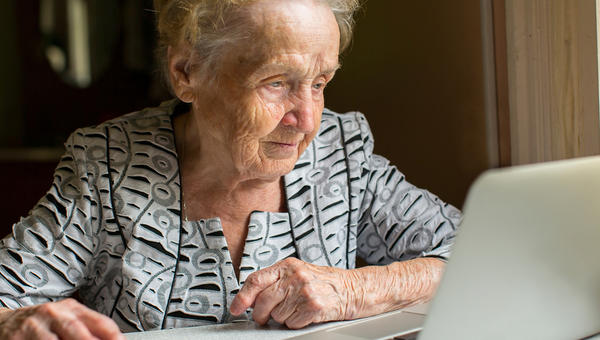 WOMAN COMPUTER