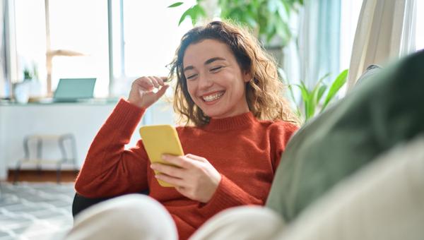 Jeune femme sur son téléphone
