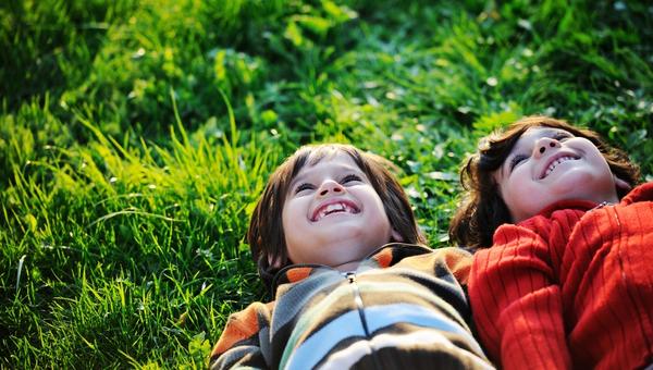 BAMBINI, PRATO, SORRISI