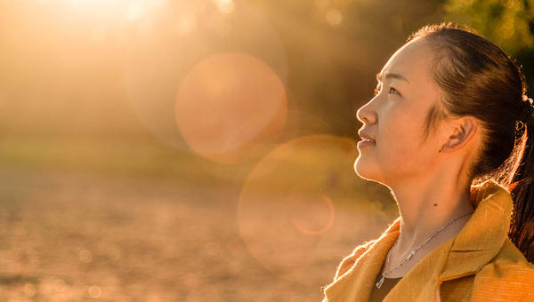 WOMAN,SUNLIGHT