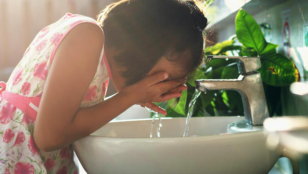 BAMBINA, LAVABO, ACQUA