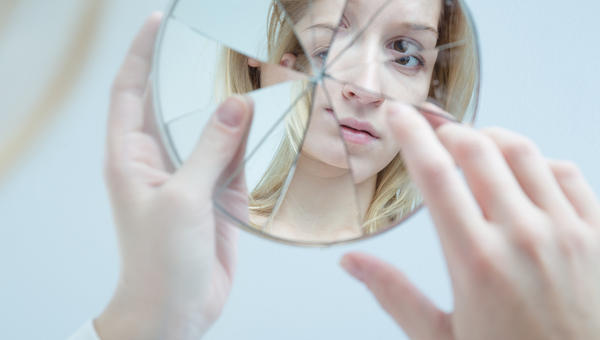 WOMAN MIRROR