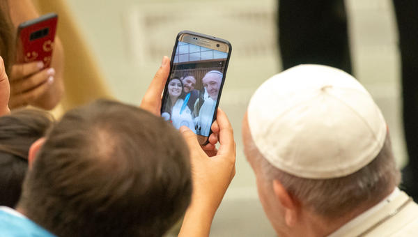 Papa Francisco não usa telefones celulares nem redes sociais