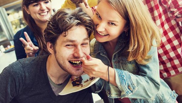 COUPLE EATING DESSERT
