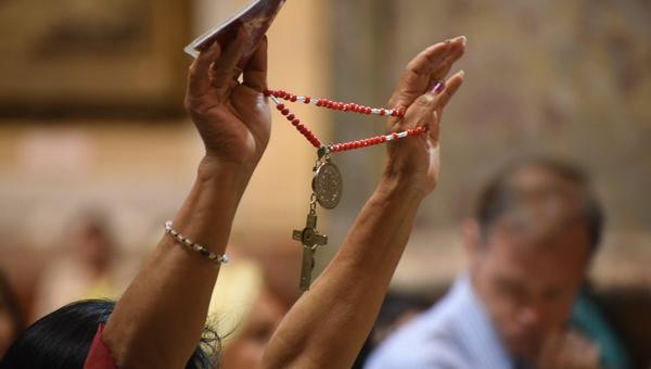 UN ROSARIO POR LA VIDA