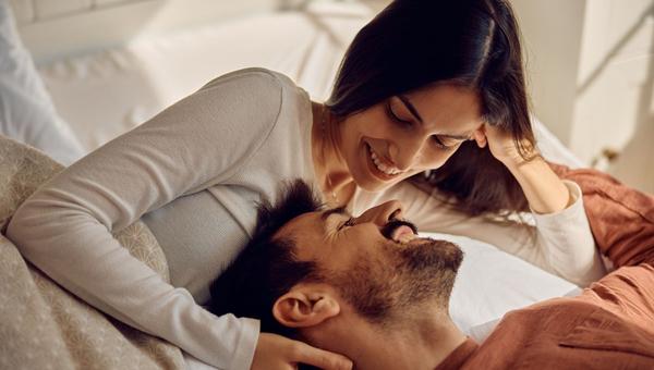te casas con tu mejor amigo - pareja feliz