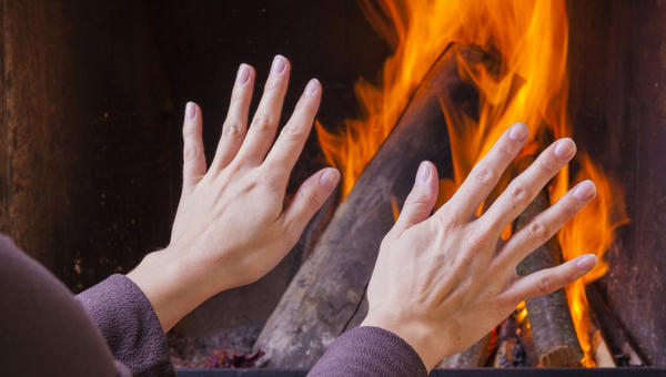 mains près du feu