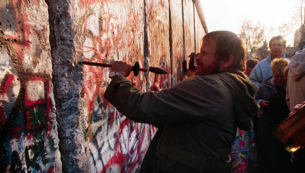 FALL OF THE BERLIN WALL