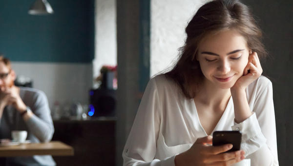 jeune femme au café