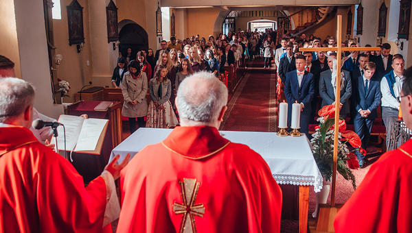 LUDZIE W KOŚCIELE
