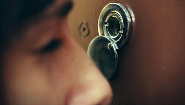 Regarder par la porte