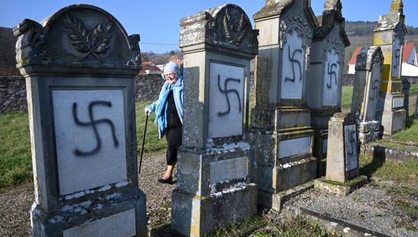 web2-profanation-cimetiere-juif-afp-000_1ms84t.jpg