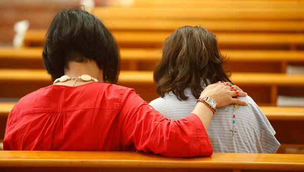 MULHER CONSOLA OUTRA NA IGREJA