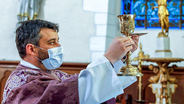 KSIĄDZ W MASECZCE