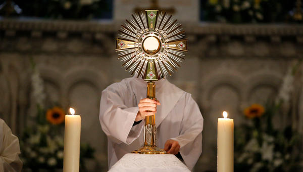 WEB2-eucharistic_adoration-GODONG-fr465275a.jpg