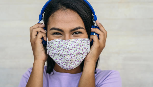 jeune fille avec un masque et des écouteurs