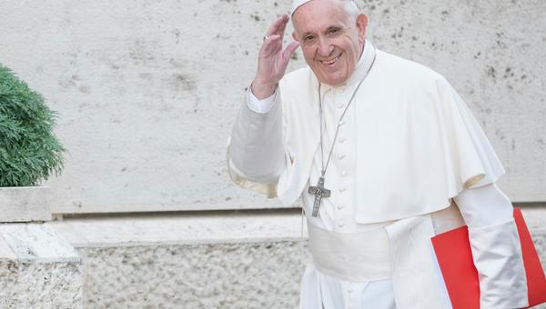 Papa Francesco saluta