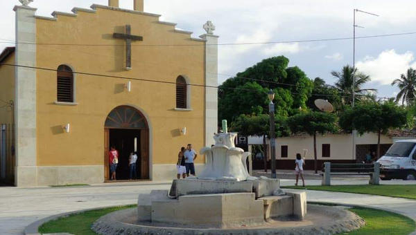 Mulher senta em altar com cerveja e cigarro