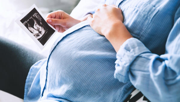 femme enceinte avec échographie