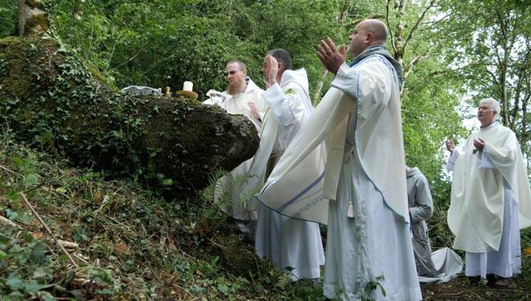 IRELAND MASS ROCKS