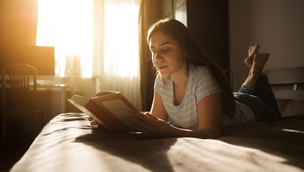 femme lisant un livre