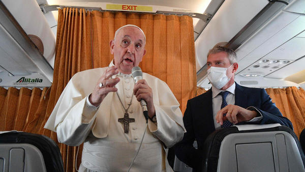 PAPIEŻ FRANCISZEK NA POKŁADZIE SAMOLOTU