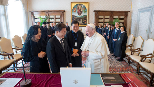 ope Francis and South Korea's President Moon Jae-in, and his wife Kim Jung-sook