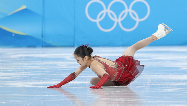 Zhu Yi of China falls