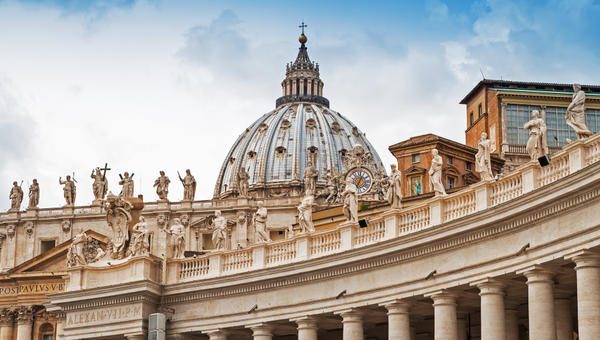 WEB2-BASILICA-ST-PETERS-VATICAN-STATUE-shutterstock_352086830.jpg