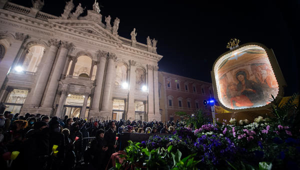 Night-pilgrimage-to-invoke-peace-Russia-Ukrain-War-Antoine-Mekary-ALETEIA