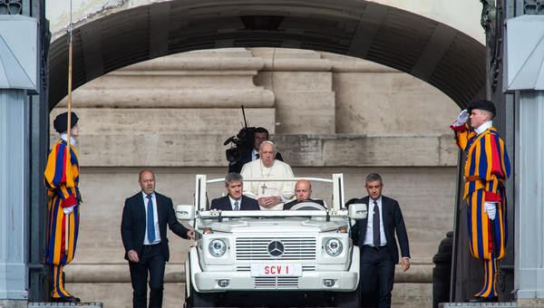 Papa Francisco chega para audiência sobre os idosos