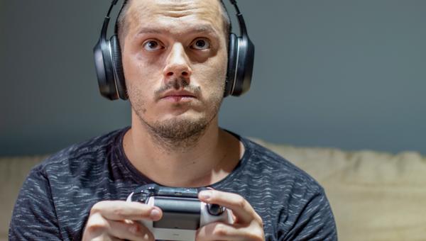 UOMO, VIDEOGIOCHI, DIVANO