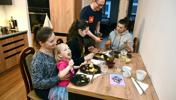 family, refugees, help, Ukraine