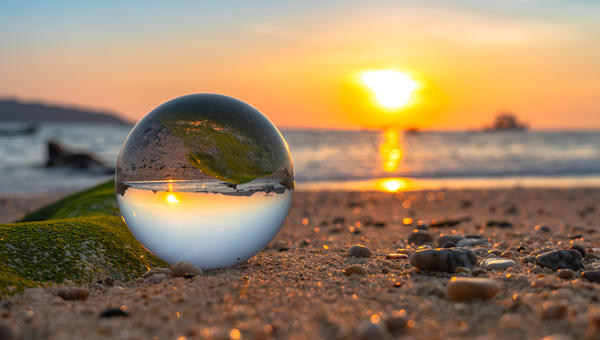 kryształowa kula na plaży