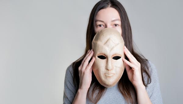kobieta zdejmuje maskę z twarzy